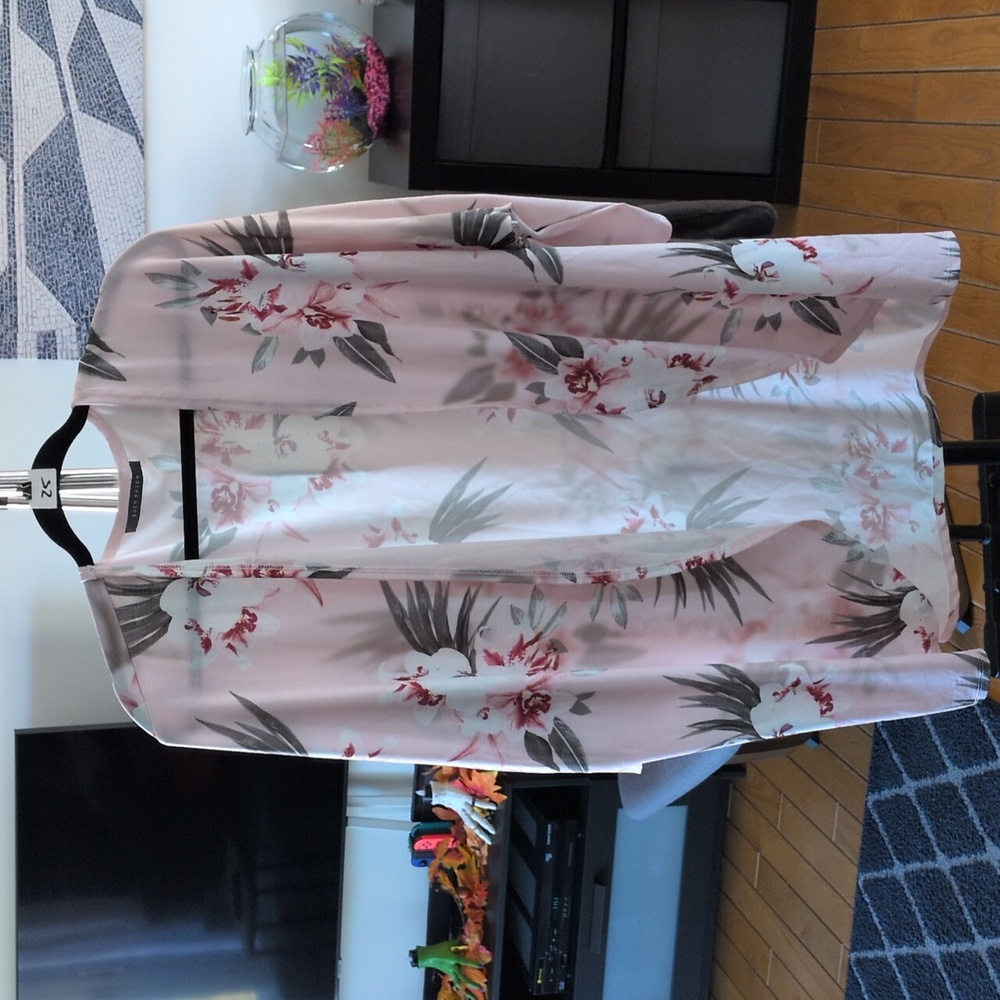 Suzy Shier Light Pink Floral Open-Front Blouse